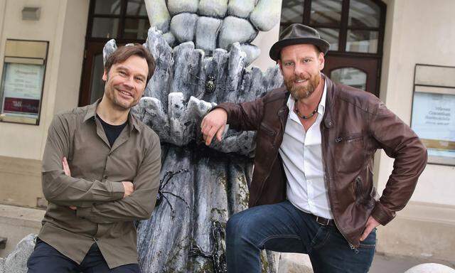 Die Knochenhand vor der Volksoper weist auf die Premiere hin. Vor ihr: Komponist Marius Felix Lange, Regisseur Philipp M. Krenn.