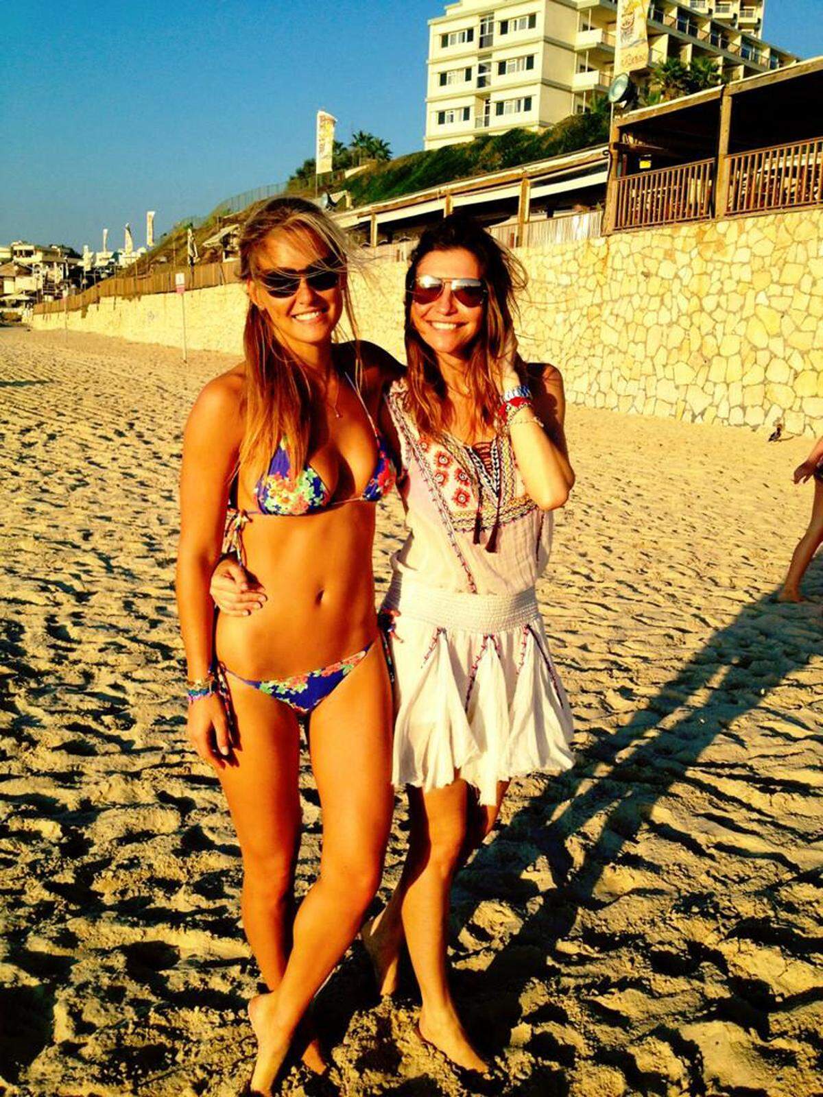 Das Posen am Strand haben die Topmodels perfektioniert. So etwa Bar Refaeli, die die Sonne mit ihrer Schwester genießt.