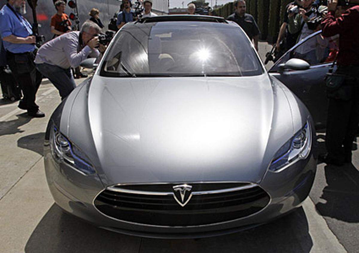 "Möchten Sie lieber dieses Auto oder einen Ford Taurus haben", fragte Tesla-Chef Elon Musk bei der Präsentation des "Model S" salopp. Das Model S werde "das Auto der Wahl" für umweltbewusste Fahrer sein.