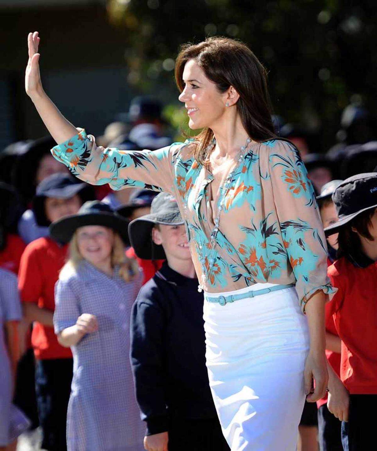 Zur "Uniform" von Kronprinzessin Mary von Dänemark gehören Bleistiftröcke und bunte Blusen.