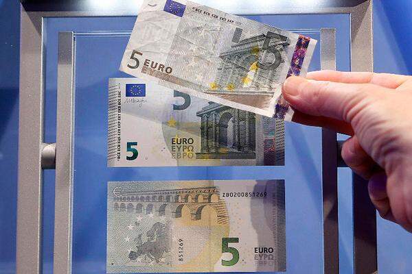 Nach der Einführung der neuen Fünf- und Zehn-Euro-Scheine folgen nun die anderen Banknoten schrittweise mit aufsteigendem Nennwert.