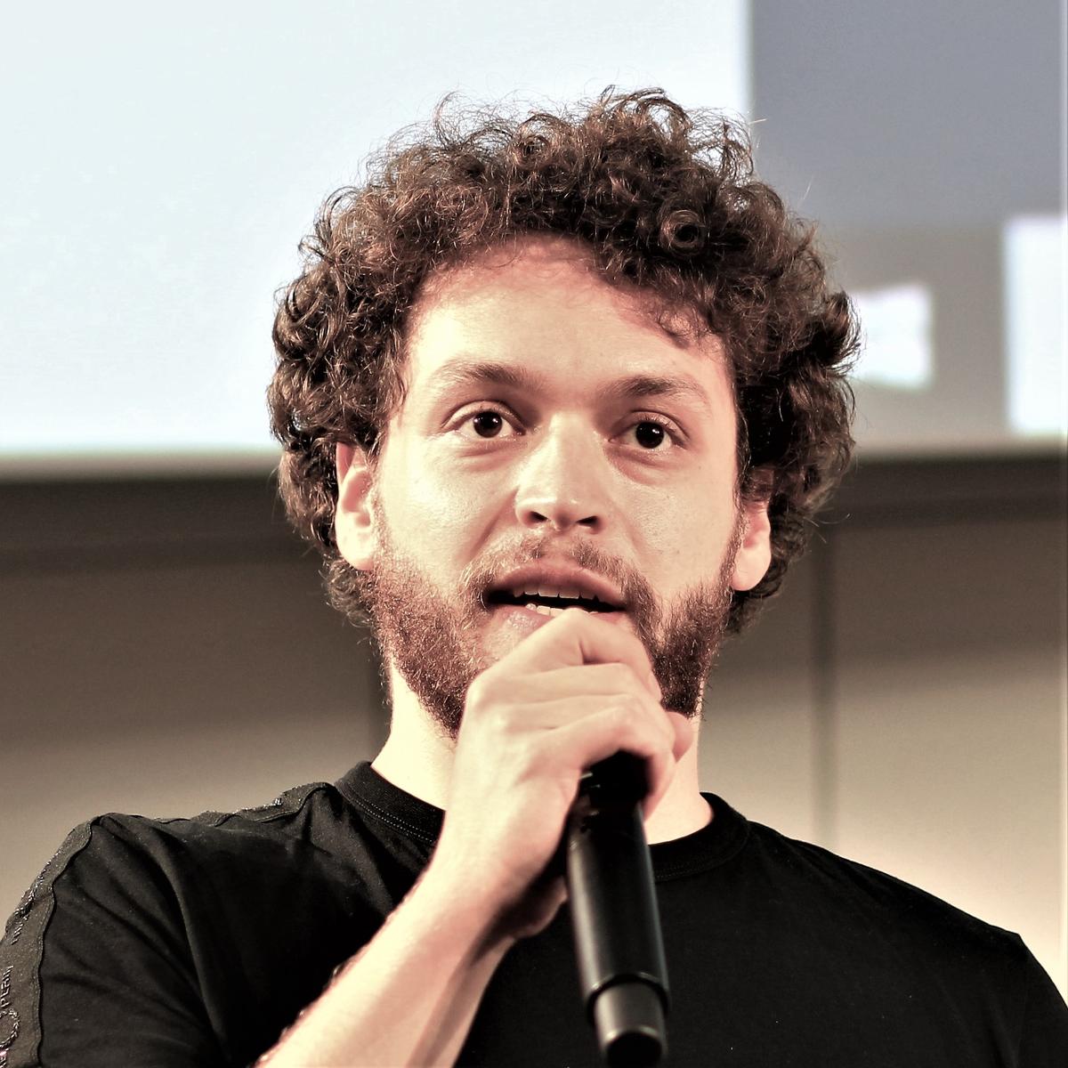 Patrick Mokre ist Gastforscher am WU Forschungsinstitut für ‚Ökonomie der Ungleichheit‘ INEQ. Er forscht zur politischen Ökonomie von Ungleichheit und Arbeitsmärkten.