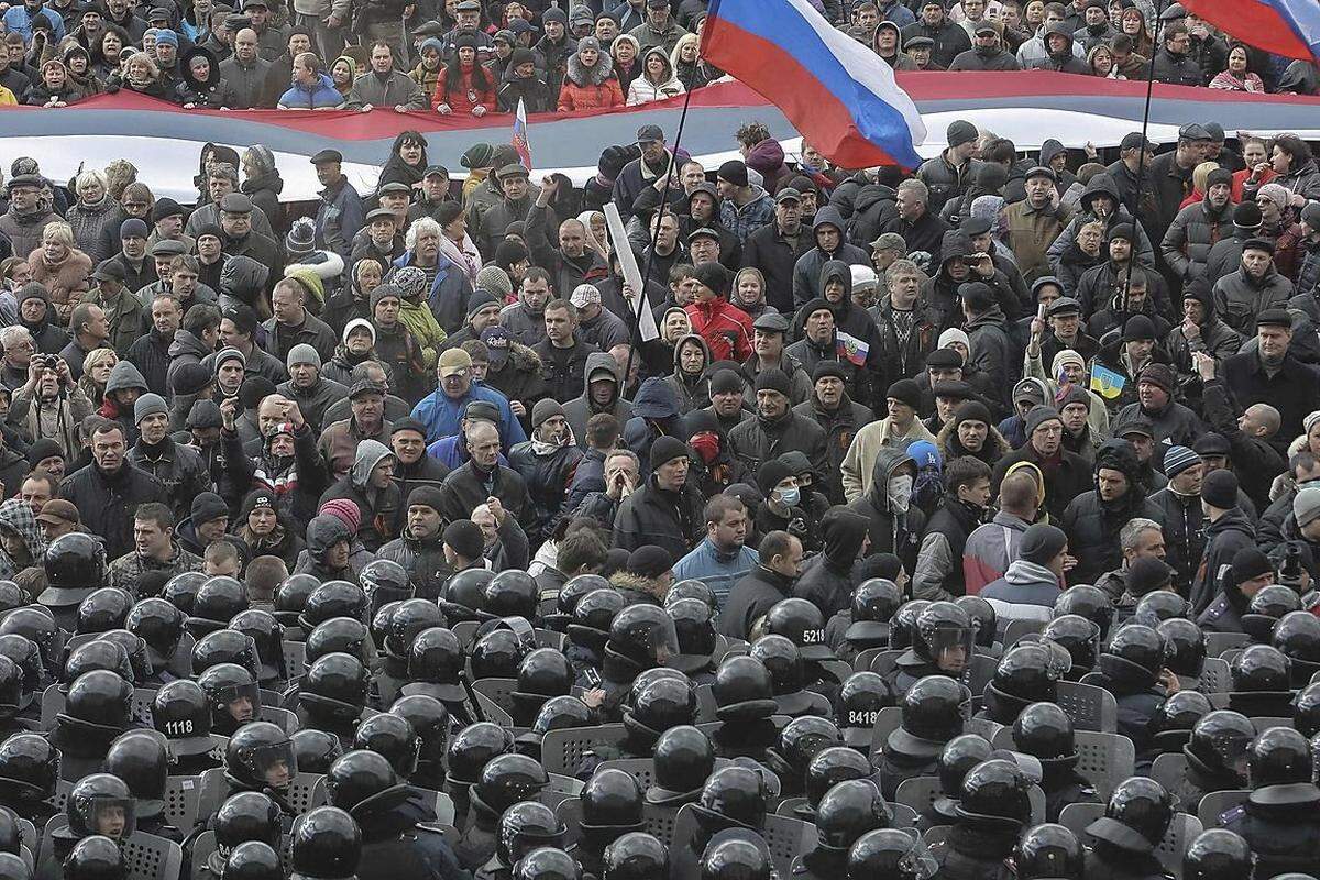 Andere zeigten am Sonntag einmal mehr ihre Begeisterung für Russland und den Präsidenten Wladimier Putin. Die Menschen in der zweitgrößten urainischen Stadt Charkiw im Osten genauso wie ...