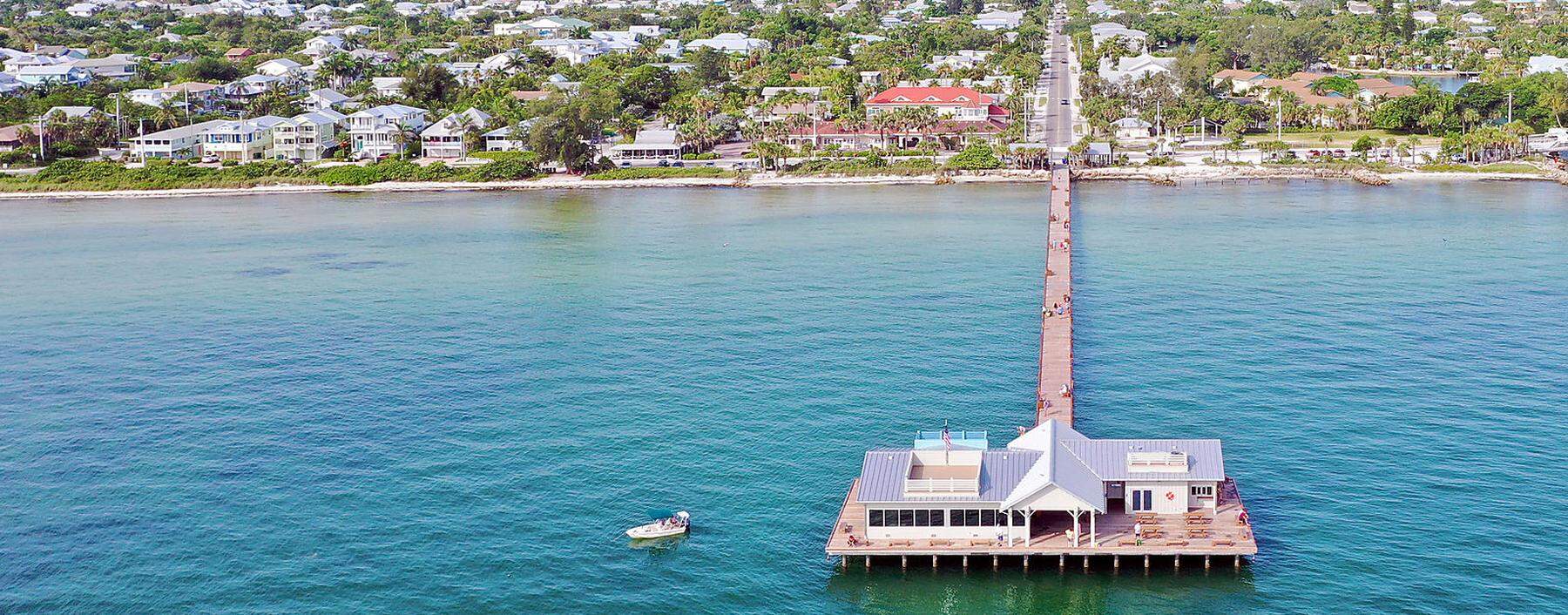 Anna Maria Island mit dem City Pier, der in die Pine Avenue samt Boutiquen und Lokalen übergeht.