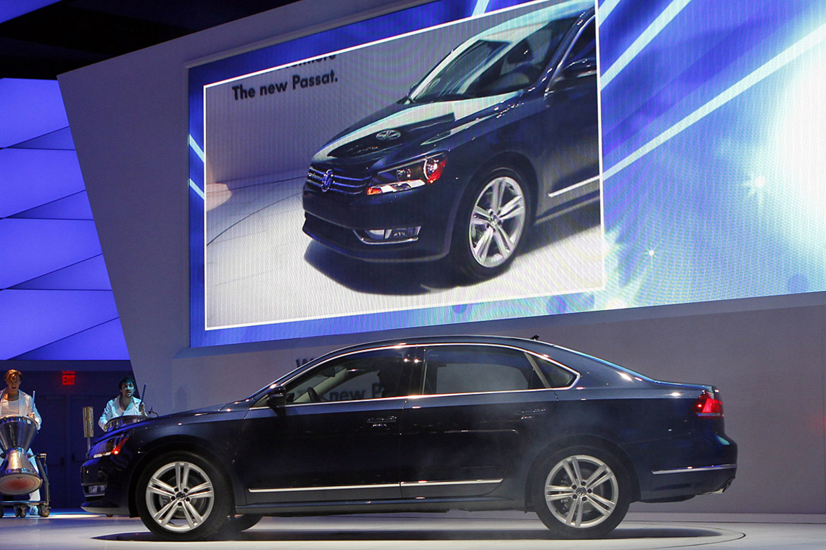 VW hat die breite Masse der amerikanischen Konsumenten im Blick: Die Wolfsburger machen auf ihrem Stand Platz für den Passat im US-Format. Das amerikanische Modell ist um gut zehn Zentimeter länger und mit einem Basispreis von 20.000 Dollar deutlich billiger als das europäische Pendant. Der US-Passat wird im neuen Werk in Chattanooga (Tennesse) vom Band rollen wird.