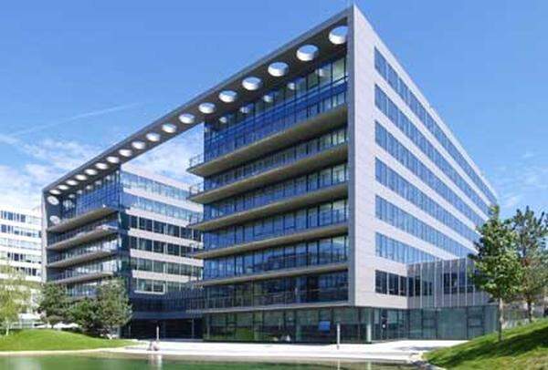Das Bürogebäude “BIZ ZWEI“ ist eines von insgesamt sechs Büroprojekten, die im „VIERTEL ZWEI“ in der Wiener Krieau entstanden sind. Mit einer Fläche von ca. 19.400 Quadratmetern und rund 200 Garagenstellplätzen - weist die Immobilie derzeit einen Vermietungsgrad von 73 Prozent auf. Internationale Firmen, wie Xerox Austria, Janssen-Cilag Pharma oder Vienna Communications Consulting haben sich seit Bauabschluss 2010 eingemietet. Das Property Management von CBRE wurde im Zuge des Eigentümerwechsel im November 2011 mit der kaufmännischen Verwaltung des Bürogebäudes beauftragt. Neuer Eigentümer ist die WestInvest Gesellschaft für Immobilienfonds mbH speziell das Sondervermögen des „WestInvest Immovalue“. Die Deka Immobilien GmbH ist als Schwesterunternehmen dieser Gesellschaften für den weltweiten An- und Verkauf von Immobilien, das Management dieser Assets und alle weiteren Immobilien-Dienstleistungen zuständig.