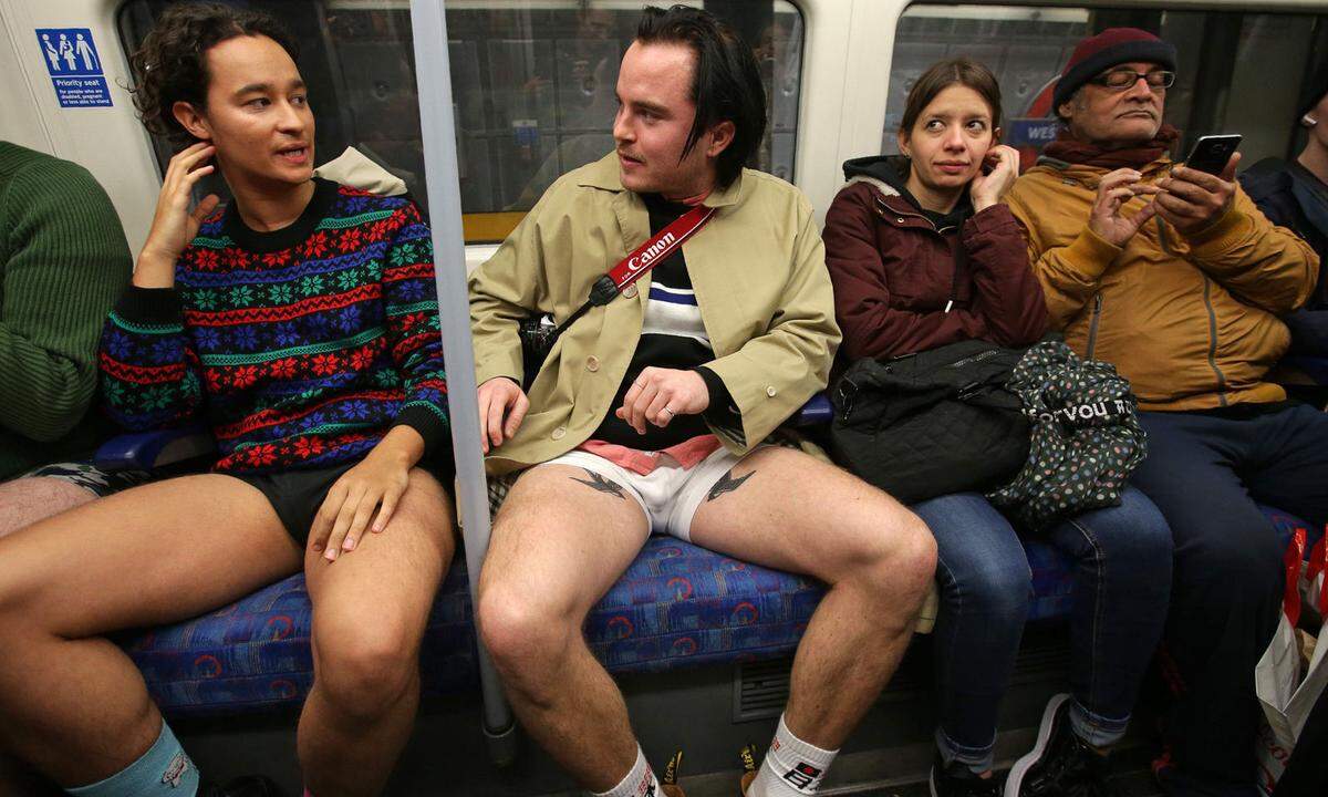 Sitznachbarn reagieren gelassen, amüsiert oder auch peinlich amüsiert über die leicht bekleideten Fahrgäste - hier nochmal ein Bild aus London.