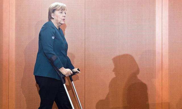 Kanzlerin Merkel kommt am Mittwoch wegen ihrer Beckenverletzung auf Krücken zur Sitzung des Bundeskabinetts.