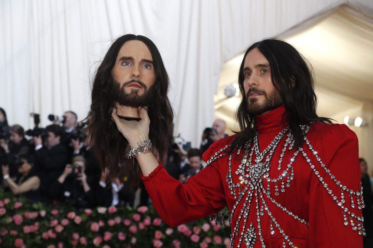 Zur "Gucci Gang" zählt auch Sänger Jared Leto, der ein ganz spezielles Accessoire in der Hand hielt.