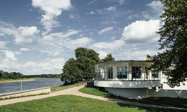 Das Bauhaus bestand nur 14 Jahre: als "Staatliches Bauhaus" in Weimar, als "Hochschule für Gestaltung" in Dessau und als private Lehranstalt in Berlin. Entstanden ist es im Kontext der Kunstgewerbebewegung und der Kunstschulerneuerung.   Im Bild: Die Stadt Dessau beauftragte 1929 gemeinsam mit der Schultheiss-Patzenhofer Brauerei die Errichtung der Ausflugsgaststätte "Kornhaus". Der Name erinnert an einen historischen Getreidespeicher, der hier bis in die 1870er-Jahre stand.