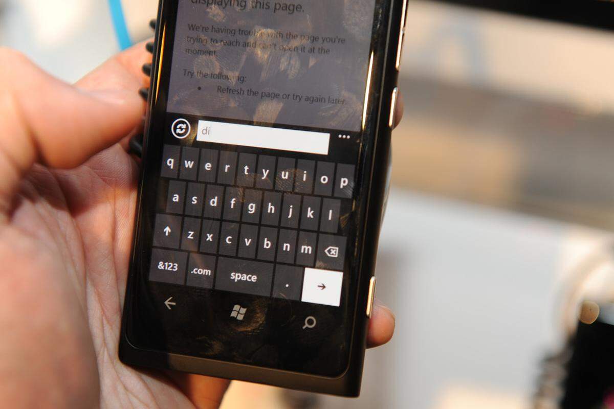 Microsoft-Manager Joe Belfiore lobte Nokias Umsetzung des Touchscreen-Treibers. In der Tat reagiert das Lumia 800 extrem flott auf Eingaben. Aufgrund des schlanken Formfaktors fallen die Tasten aber etwas schmäler aus als bei der Konkurrenz.