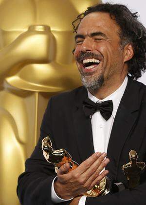 Mexican Director Alejandro G. Inarritu holds his three Oscars for for his film ´Birdman´ which won best director, best original screenplay and best picture at the 87th Academy Awards in Hollywood