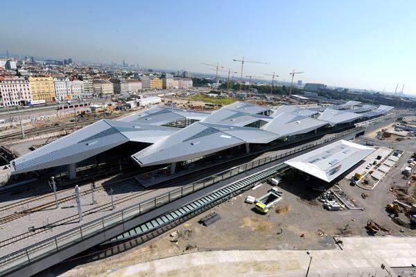 Wiens neuer Hauptbahnhof kostet mit 1,001 Milliarden Euro mehr als das Doppelte jener Summe, mit der man ihn einst beim Steuerzahler bewarb.  Teurer als geplant. Bei (Neu)Bauten ist das in Österreich keine Seltenheit.