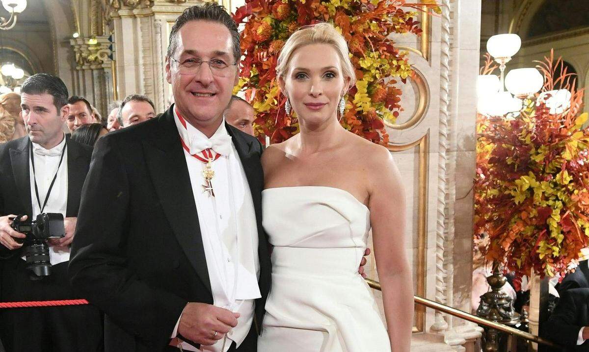 "Kein Feiertag geht verlustig." Die Protestanten einmal ausgenommen, Vizekanzler Heinz-Christian Strache (FPÖ). (Bild: Strache mit Ehefrau Philippa am Wiener Opernball)