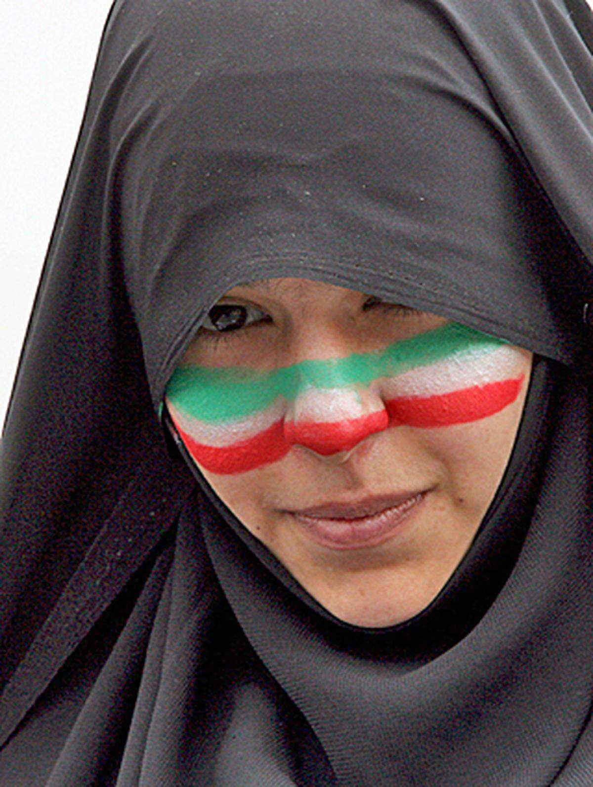 Die weiblichen Anhänger des ultrakonservativen Ahmadinejad sahen anders aus: Sie tragen ihre schwarzen Kopftücher streng nach Vorschrift weit ins Gesicht gezogen.