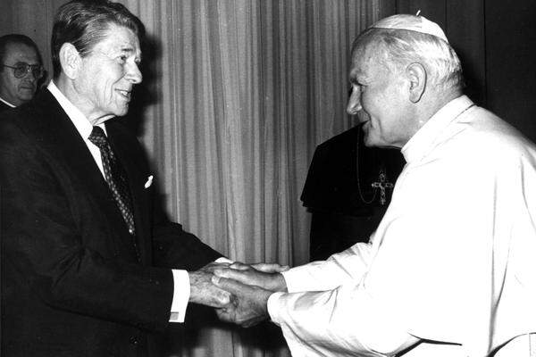 Bald nach seinem Amtsantritt zeichnete sich ab, dass der Papst aus dem Osten die geistige wie politische Auseinandersetzung mit dem Kommunismus im Blick hatte. Im Bild: Papst Johannes Paul II. trifft am 6. Juni 1987 auf US-Präsident Ronald Reagan.