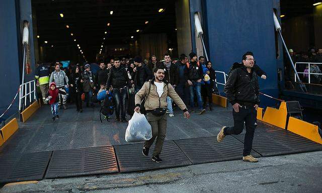 Flüchtlinge kommen in Athen an.