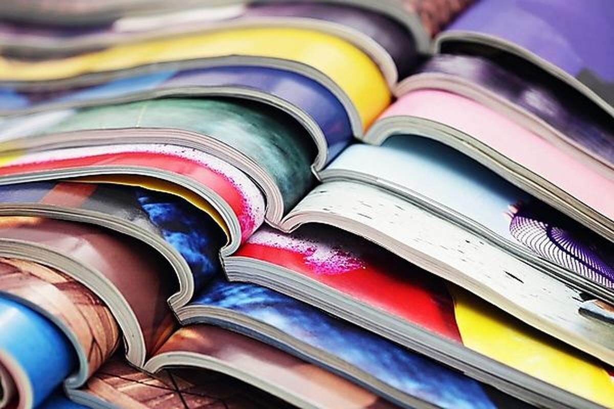Zeitungen und Zeitschriften wachsen besonders gern zu neuen Papierbergen heran. Hier kommt ein Trick für Disziplinierte: Weisen Sie ihnen ein Regal oder ein Fach zu, das nach oben hin begrenzt ist. Erreicht der Stapel die Decke, müssen Sie ausmisten.