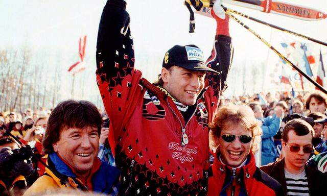 Kitzbühel-Champion Günther Mader 1996. Auf den Schultern von Trainer Robert Trenkwalder (l.) und Bruder Stephan, zugleich sein Schuhservicemann.