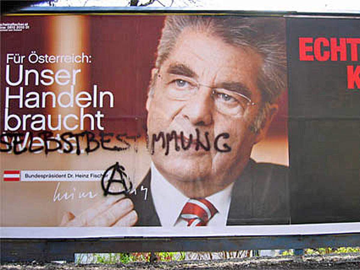 Die Slogans auf den Plakaten werden durch die Übermalungen teilweise ins Absurde geführt, andere sprayen und malen ihre Forderungen an die Politik auf die Werbemittel.