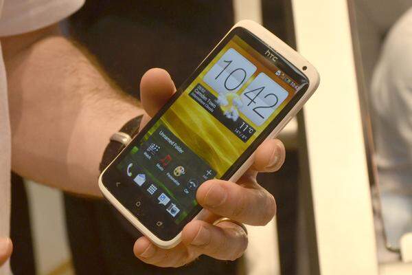 Das Flaggschiff der One-Serie ist das One X. Das schlägt sich im Display nieder, das auf 4,7 Zoll eine Auflösung von 1280 x 720 Pixeln bietet. Und im neuen Quad-Core-Prozessor von Nividia, der je Kern 1,5 Gigahertz bietet. Das sind zwei Faktoren, die viel Energie brauchen. HTC setzt auf einen Akku mit 1800 mAh - LG hat im Vergleich dazu in seinem Quad-Core-Smartphone 4X einen 2150-mAh-Akku verbaut. Wie lange das One X durchhält wird sich erst in ausgiebigeren Tests zeigen können.