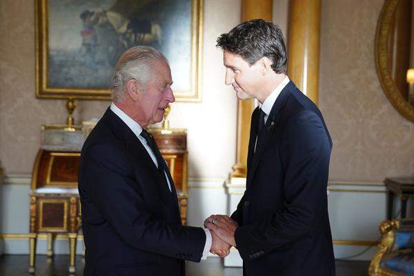 Kanadas Premierminister Justin Trudeau schrieb, wie die Kanadier im ganzen Land und die Menschen auf der ganzen Welt denke auch er an Charles III. „Wir senden ihm unsere besten Wünsche – und hoffen auf eine schnelle und vollständige Genesung.“