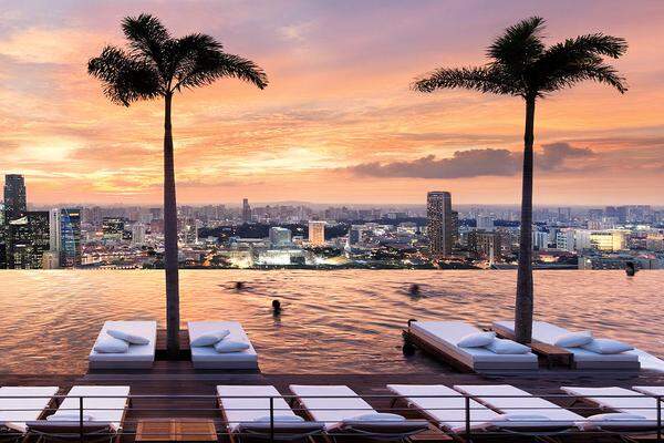 Bis zum Horizont und noch weiter: der Infinity-Pool des Marina Bay Sands Hotel in Singapur.