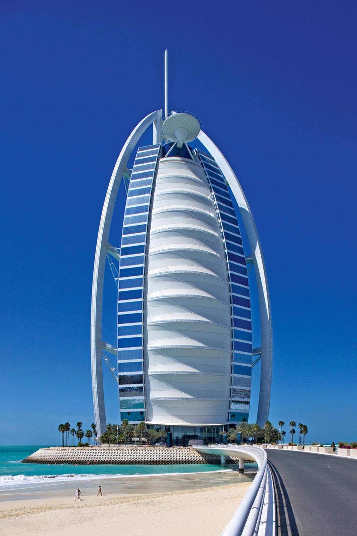 Der Ehrgeiz der aufstrebenden Neunziger zeigt sich im Burj al Arab in Dubai: Er steht auf einer künstlichen Insel, simuliert ein Segel. Fünf Sterne, weil es sieben offiziell nicht gibt.