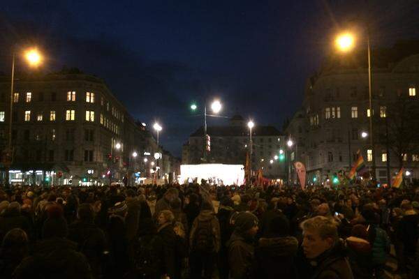 Die EU-Abgeordneten Ulrike Lunacek (Grüne) und Angelika Mlinar (NEOS), Bundesrat Marco Schreuder (Grüne), NEOS-Bundesgeschäftsführer Feri Thierry sowie Markus Rumelhart (SPÖ), Bezirksvorsteher von Mariahilf (SPÖ) sprachen ebenfalls für Gleichberechtigung und Akzeptanz. "Liebe ist für alle gleich", sagte Lunacek, "wen ich küsse, ist mein Kaffee".