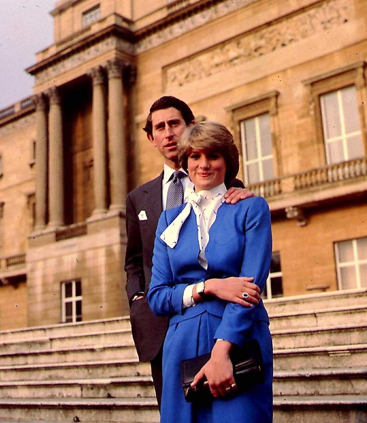 Diana soll, ganz im Gegensatz zur damals als Prinzessin unpassend erachteten Camilla, die Prinzessin zum Herzeigen werden. Das Repräsentationsspiel im britischen Königshaus - klassisch, altmodisch, viktorianisch - spielte Diana lange Zeit mit. Der wesentlich kleinere Prinz Charles durfte schon beim Verlobungsfoto hinter der großen Diana stehen.
