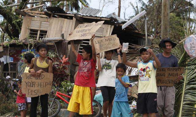 Die Lage auf den Philippinen spitzt sich immer mehr zu. Die Menschen versuchen verzweifelt an Wasser und Nahrung zu kommen.