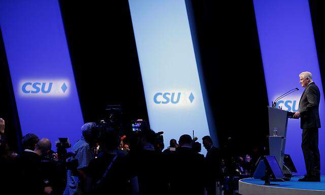 Horst Seehofer will die CSU als Partei der gesellschatlichen Mitte positionieren.