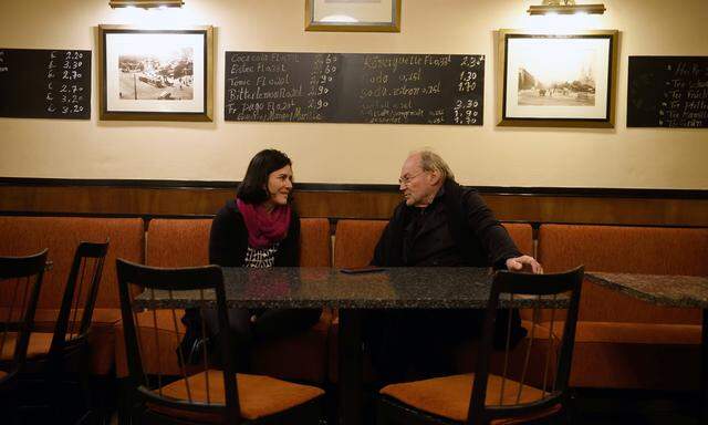 „Schon als Fünfjähriger wollte ich Schauspieler werden“: Karl Maria Brandauer mit „Presse“-Redakteurin Judith Hecht im Café Auersperg. 