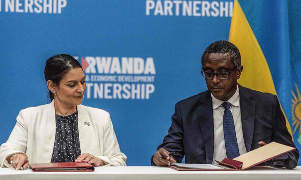 Archivbild von Mitte April, als die britische Innenministerin Priti Patel und der Außenminister Ruandas Vincent Burata ein Partnerschaftsabkommen unterzeichneten. 