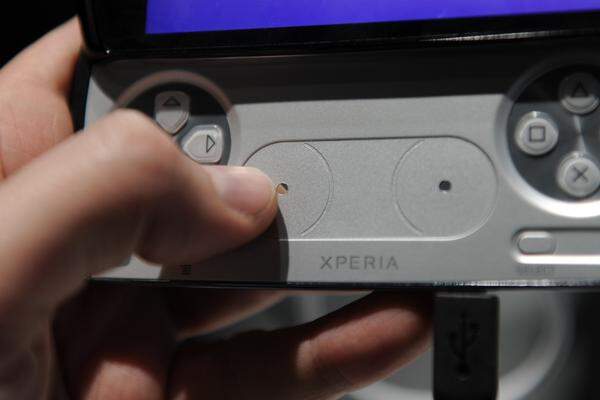 Die PlayStation-Steuerelemente wirken solide, ganz im Gegensatz zum Rest des Geräts. Nicht ganz optimal sind die beiden runden Touchpads umgesetzt, die gewissermaßen die von der PlayStation-Konsole her bekannten Analog-Sticks ersetzen sollen. Die Steuerung mit ihnen ist aufgrund ihrer geringen Größe etwas krampfhaft.