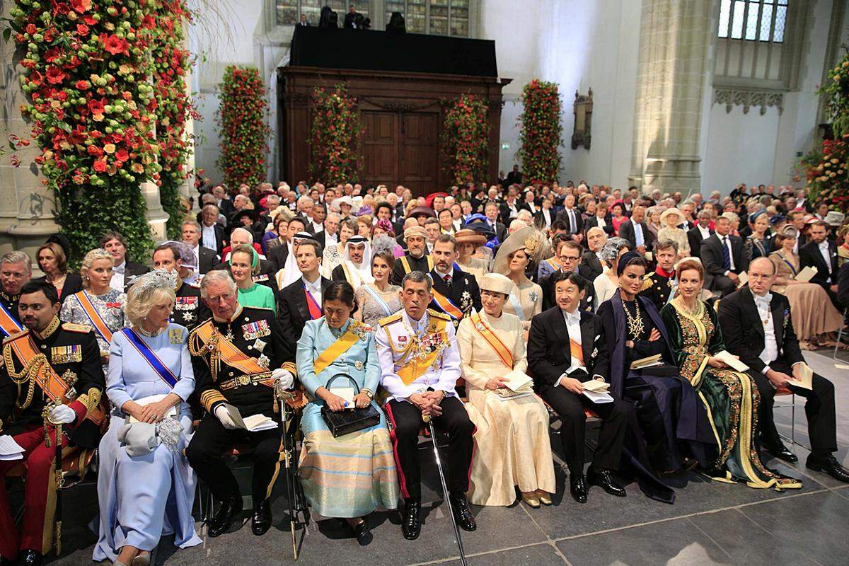 Zu den illustren Gästen in der Kirche zählten unter anderem der britische Thronfolger Prinz Charles mit Ehefrau Camilla sowie Fürst Albert II. von Monaco. Für besondere Aufmerksamkeit sorgte das Erscheinen der zurückgezogen lebenden japanischen Kronprinzessin Masako.
