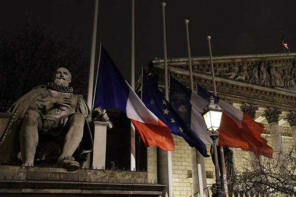 Die Fahnen wurden vor der Botschaft in Paris (im Bild), vor dem EU-Parlament in Brüssel und der EU-Kommission auf Halbmast gesetzt. EU-Parlamentspräsident Martin Schulz rief dazu für Donnerstagvormittag Uhr in Brüssel auf dem Platz vor dem EU-Parlament zu einer Schweigeminute auf.