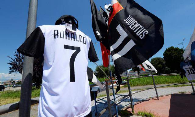 A Juventus' jersey with the name of Cristiano Ronaldo is exhibited in a shop in Turin