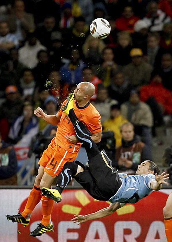 Mike Hutchings, Südafrika, für Reuters Fußball-Weltmeisterschaft in Südafrika: Der Niederländer Demy de Zeeuw wird vom Uruguay-Spieler Martin Cáceres mit dem Fuß im Gesicht getroffen