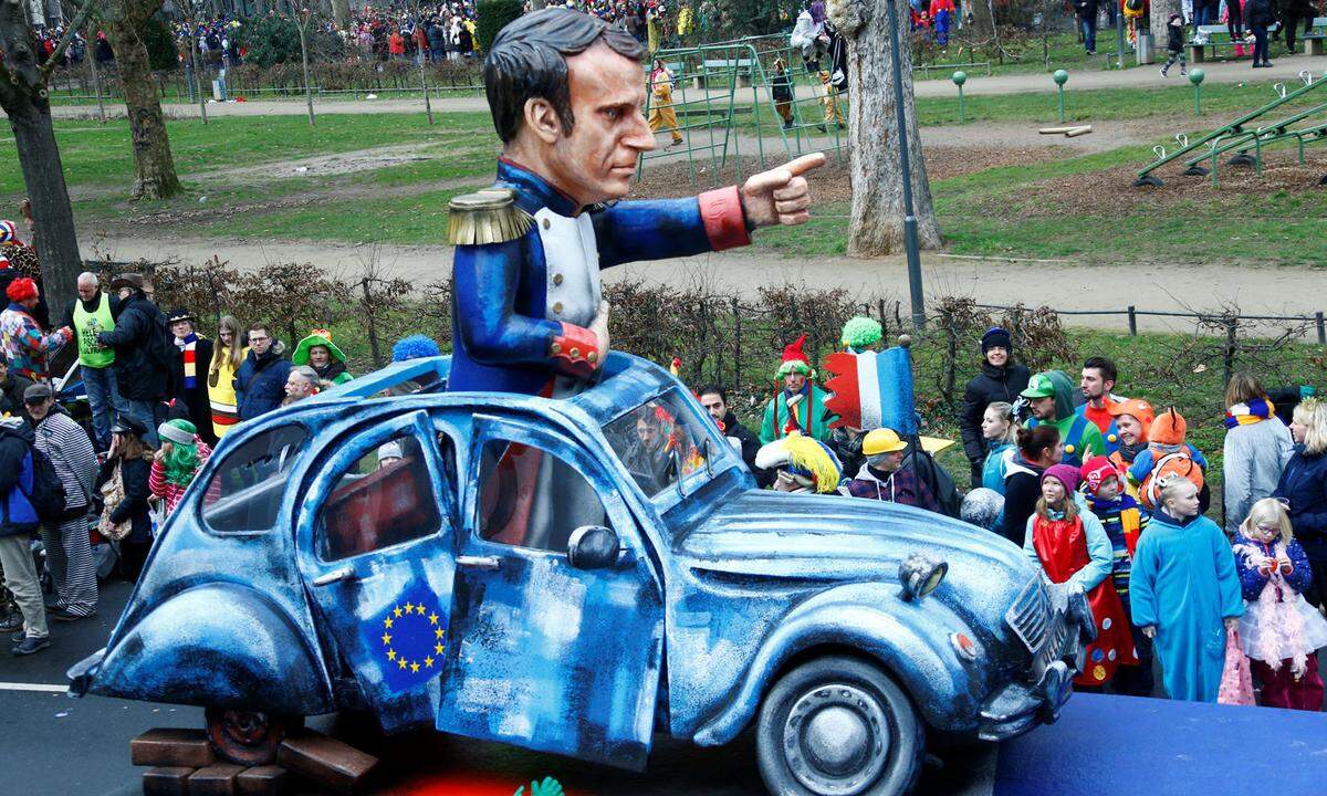 In Mainz wird Frankreichs Präsident Emmanuel Macron in einem schrottreifen Citroen 2CV als Napoleon durch die Straßen gezogen.