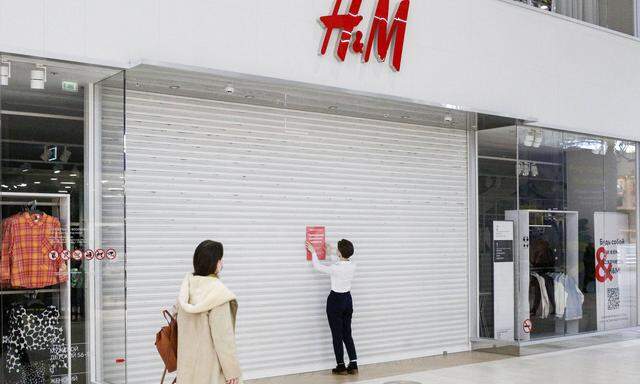 Der schwedische Textilhändler H&M hat sehr schnell die Rollläden in Russland heruntergezogen.