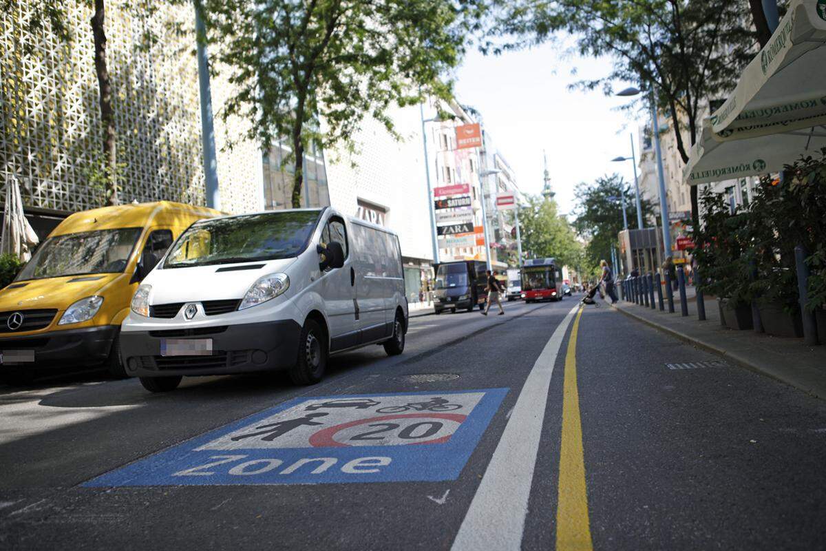 Weiter Richtung Innenstadt: Bis zum Getreidemarkt wird die Einkaufsmeile wieder zur Begegnungszone. Der nun gestartete Testbetrieb für das neue Verkehrskonzept soll einige Monate laufen und dann evaluiert werden. Außerdem ist eine Bürgerbefragung geplant. Markante Umbauten an der Oberfläche - etwa die Niveauangleichung von Fahrbahn und Gehsteigen - werden erst 2014 erfolgen.Links:Galerie: Der Umbau läuftMariahilfer Straße neu: was sie wissen müssen