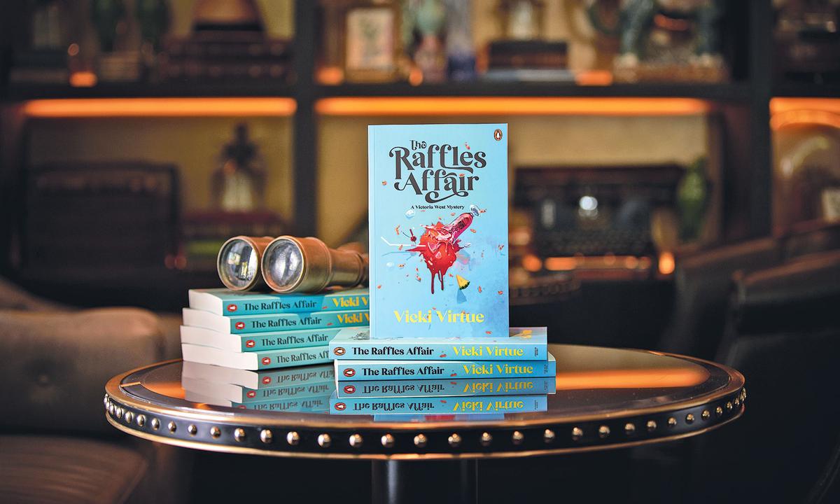 Die Neuseeländerin Vicki Virtue schrieb während ihres Aufenthalts im Hotel den Krimi „The Raffles Affair“ (Penguin).