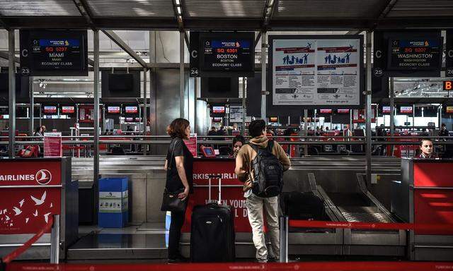 Themenbild: Reisende am Flughafen in Istanbul.