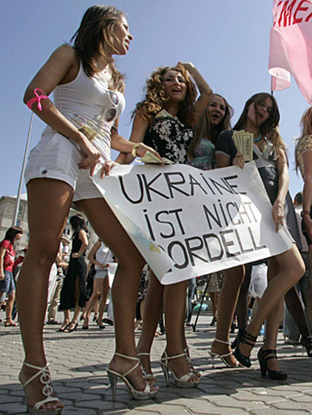 "Ukraine ist nicht Bordell" steht auf Deutsch, Englisch, Italienisch und Ukrainisch auf Transparenten. Lockere Einreisebestimmungen locken immer mehr Sextouristen an, die schlechte Wirtschaftslage treibt immer mehr Ukrainerinnen in die Prostitution.