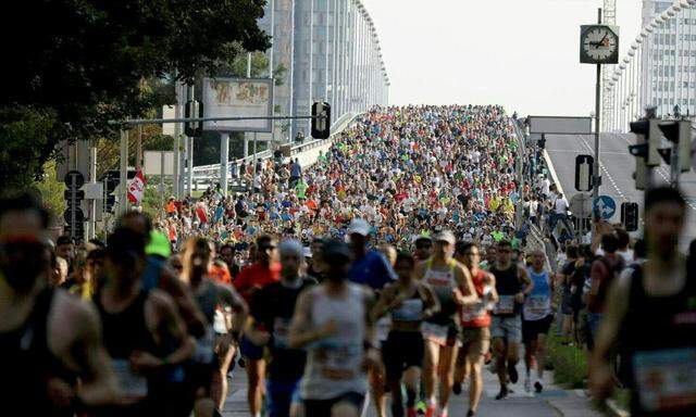 Klassiker der österreichischen Leichtathletik: die Menschenschlange auf der Reichsbrücke nach dem Start des Wien-Marathons. 
