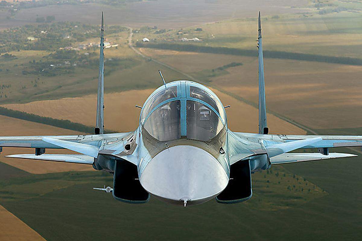 Im Himmel über dem südrussischen Dubrovichi finden im Rahmen von "Aviadarts" Luftkämpfe und Luft-Boden-Einsätze statt, vier Nationen treten an. Bild: eine Suchoi Su-34 "Fullback".