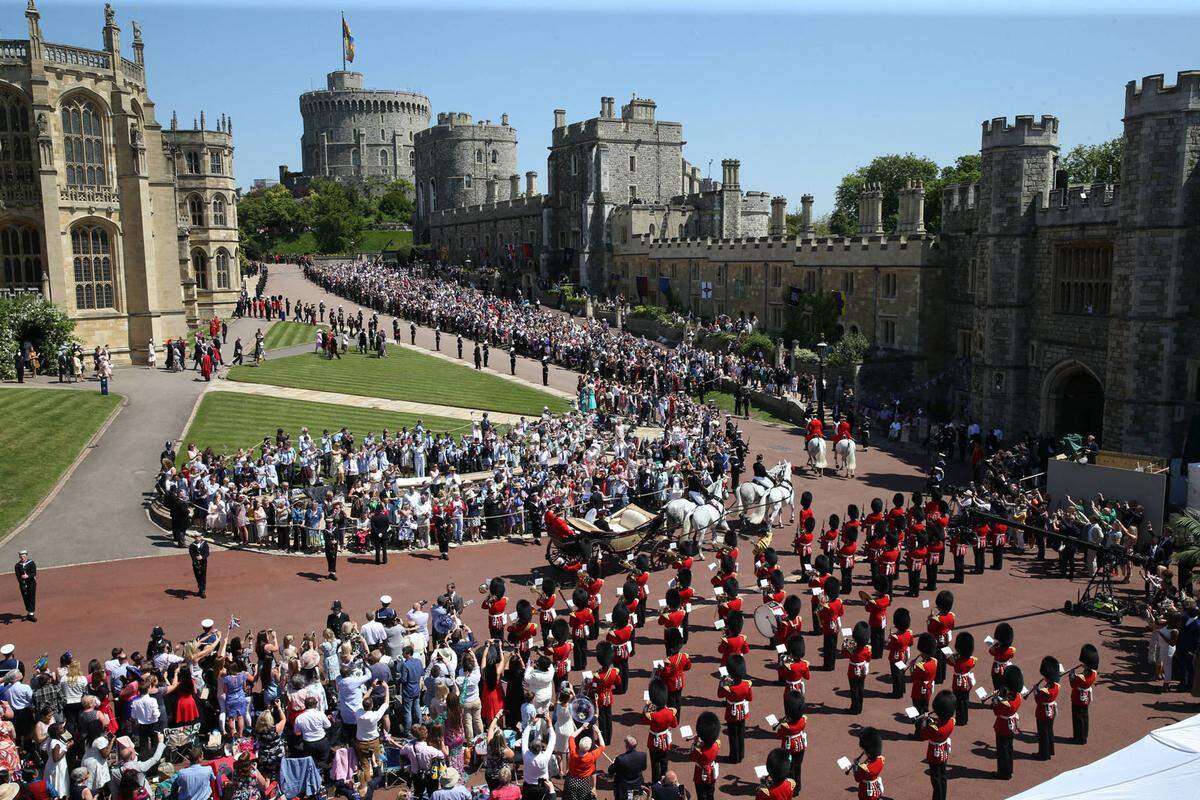 Wenige Auserwählte durften auf dem Gelände des Windsor Castle dem Brautpaar zuwinken.