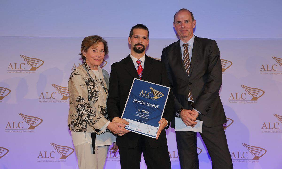 Auszeichnung Niederösterreich Kategorie National - 2. Platz (v.l.): WKNÖ-Präsidentin Sonja Zwazl, Sieger und Horiba-Finanzleiter Martin Thaler Demetz und A1-Großkundenvertriebsleiter Herbert Henninger.
