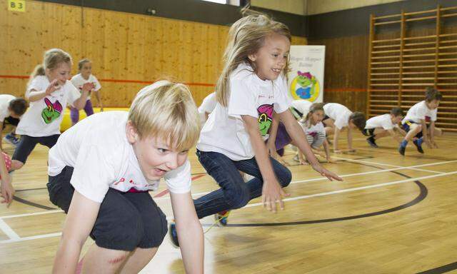 THEMENBILD: SCHUL-TURNSTUNDE